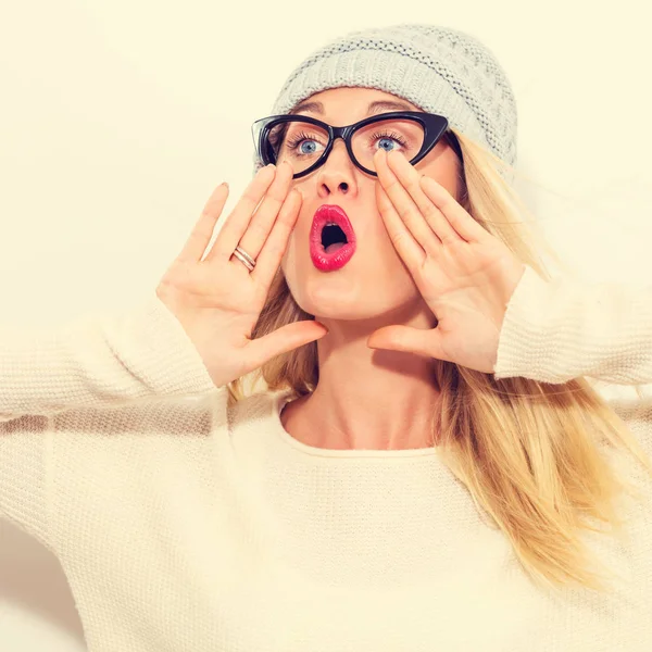 Mujer joven gritando — Foto de Stock