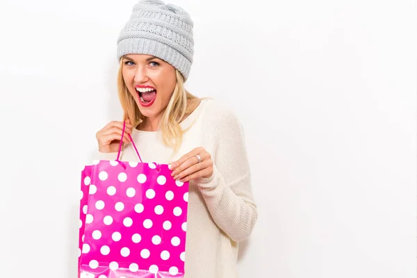 Gelukkig jong vrouw houden van een shopping bag — Stockfoto