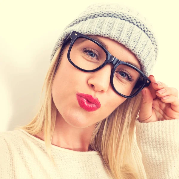 Young woman taking a selfie — Stock Photo, Image