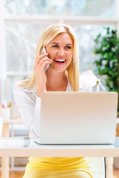 Mujer joven hablando por teléfono — Foto de Stock