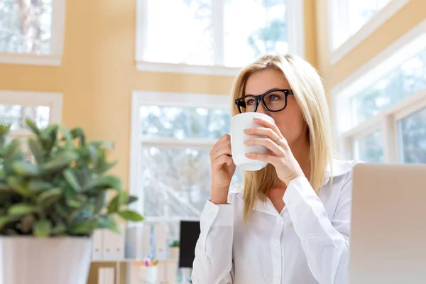 Glad ung kvinna dricker kaffe — Stockfoto