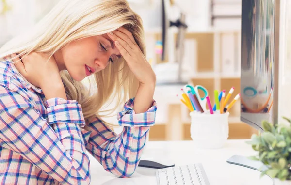 Young woman feeling stressed — Stock Photo, Image