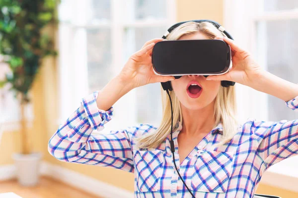 Giovane donna utilizzando auricolare realtà virtuale — Foto Stock