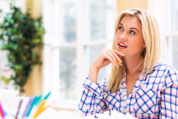 Gelukkig jonge vrouw met verfrommeld papier ballen — Stockfoto