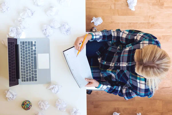 Jonge vrouw met verfrommeld papier creativiteit concept — Stockfoto