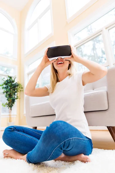 Молода жінка використовує гарнітуру віртуальної реальності — стокове фото
