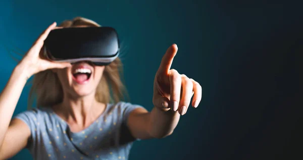 Femeie folosind un set cu cască de realitate virtuală — Fotografie, imagine de stoc