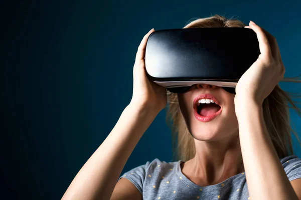 Junge Frau nutzt Virtual-Reality-Headset — Stockfoto