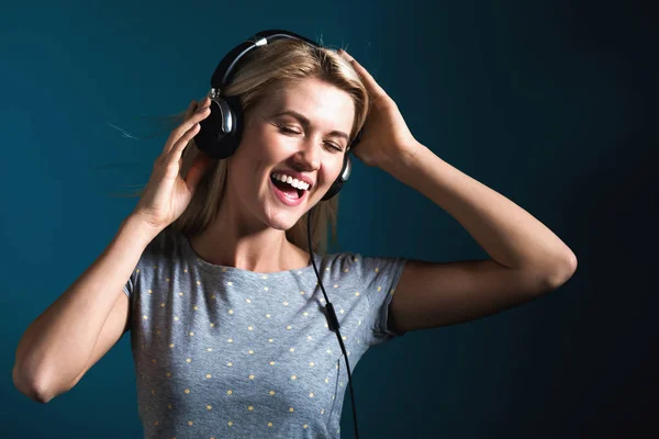 Mujer joven feliz con auriculares — Foto de Stock