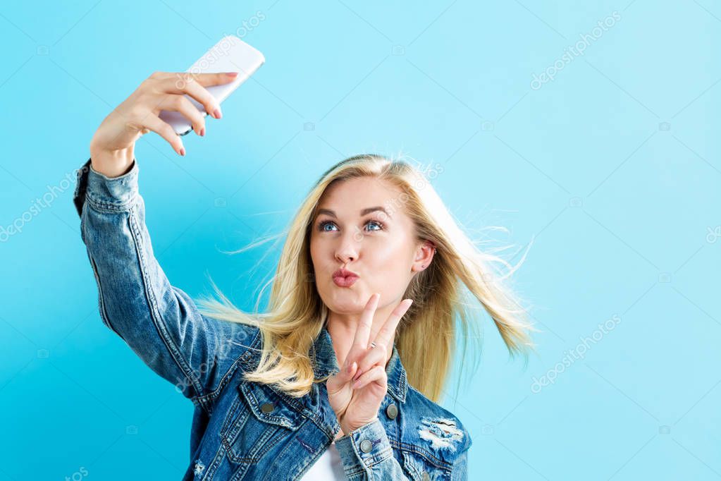 Jeune Femme Tenant Une Selfie — Photographie Melpomene © 157060758