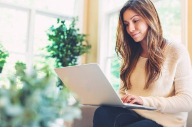 Mutlu genç latina kadın onu laptop evde kullanma