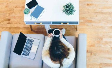 Genç Latin asıllı kadın kahve içme