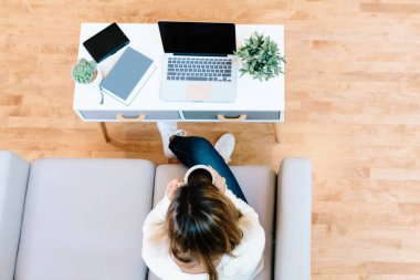 Genç Latin asıllı kadın kahve içme