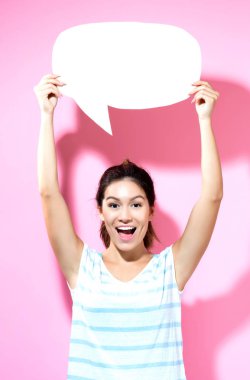 Elinde konuşma balonu tutan genç bir kadın.