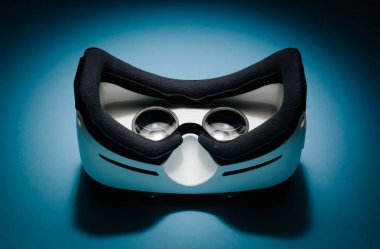 Sanal gerçeklik kulaklık aygıtı