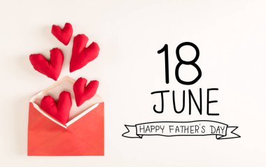 Babalar günü mesajı ile kırmızı kalp yastıklar