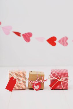 Küçük hediye kutuları ile kalpleri asılı yukarıdaki