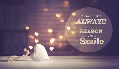 Bir şey-e doğru gülümsemek haber beyaz bir kalp ile her zaman olduğunu 