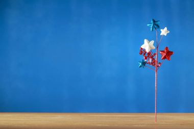 4 Temmuz süslemeleri mavi zemin üzerine