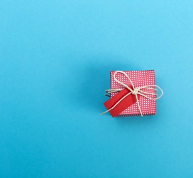 Küçük el yapımı hediye kutusu