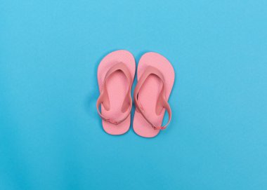 Mavi bir arka plan üzerinde plaj sandaletleri