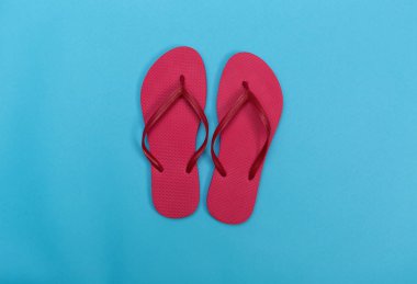 Mavi bir arka plan üzerinde plaj sandaletleri