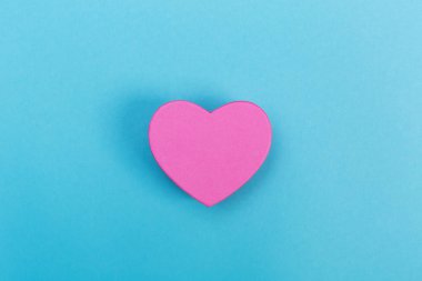 Mavi bir arka plan üzerinde kutuları Sevgililer günü kalp şeklinde