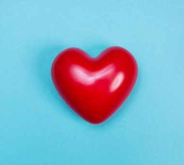 kırmızı parlak kalp