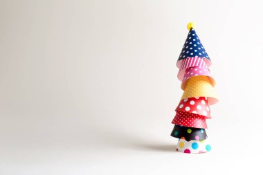 Şapkalı ile parti Tema