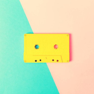 Retro kasetlerden parlak zemin üzerine
