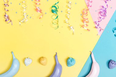 Boyalı muz ve flamalar parlak bir arka plan üzerinde