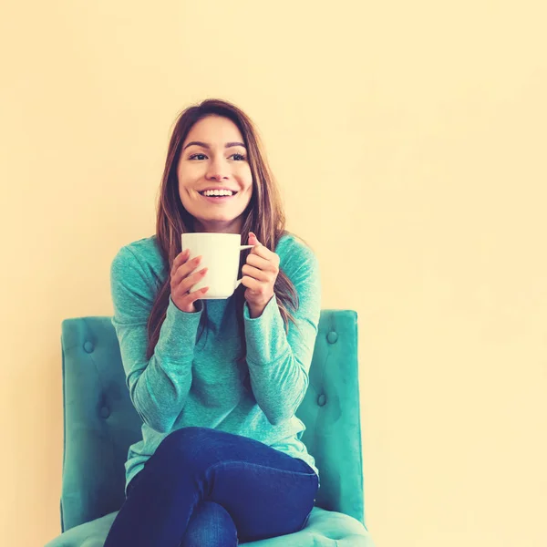 Junge latina Frau trinkt Kaffee — Stockfoto