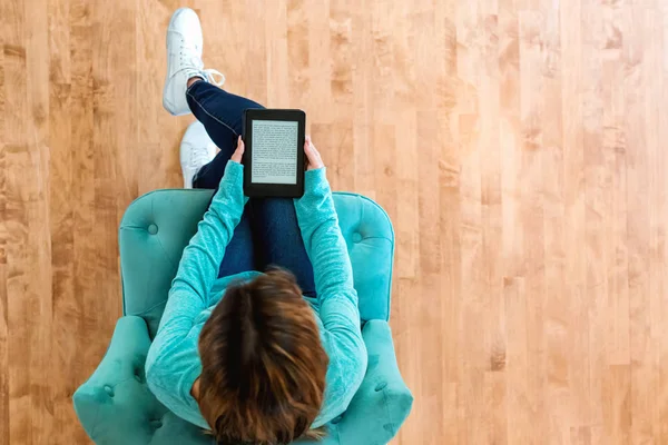 Giovane donna latina con un dispositivo e-reader — Foto Stock