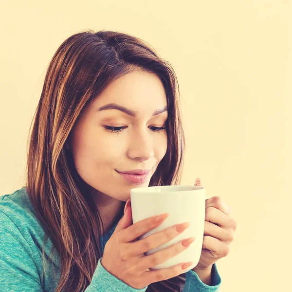 Unga latina kvinna dricker kaffe — Stockfoto