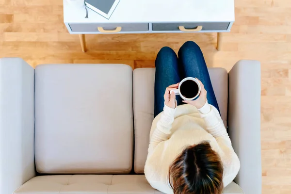 Junge hispanische Frau trinkt Kaffee — Stockfoto