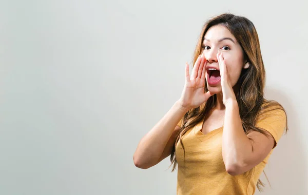 Молодая женщина кричит — стоковое фото