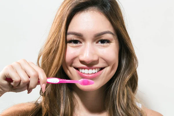 Lycklig kvinna håller en tandborste — Stockfoto