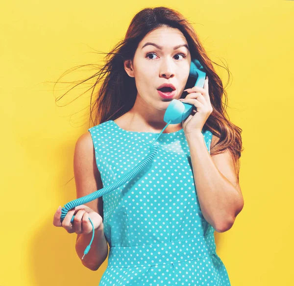 Giovane donna che parla sul vecchio telefono di moda — Foto Stock