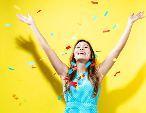 ผู้หญิงมีความสุขฉลองกับ confetti — ภาพถ่ายสต็อก
