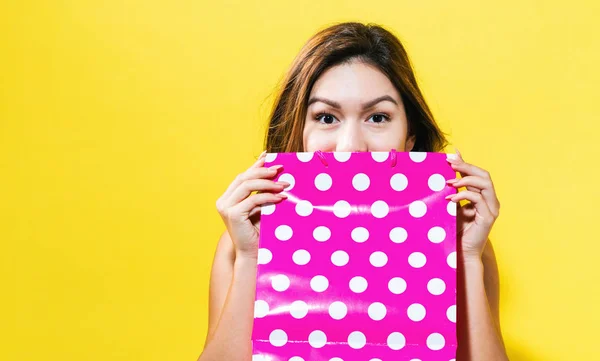 Feliz joven mujer sosteniendo una bolsa de compras —  Fotos de Stock