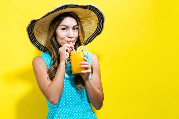 Glückliche junge Frau trinkt Smoothie — Stockfoto