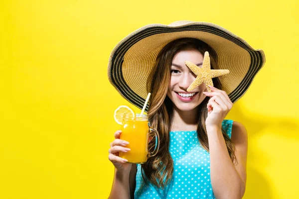 Šťastná mladá žena pití smoothie — Stock fotografie