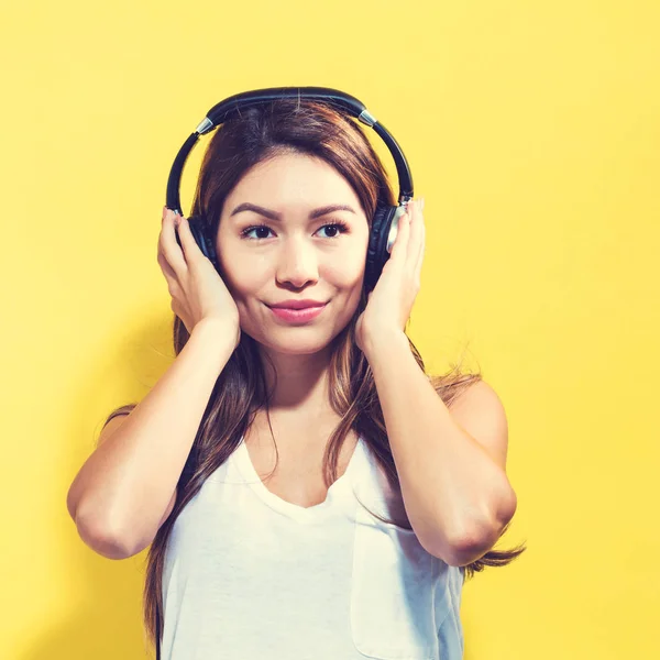 Wanita muda bahagia dengan headphone — Stok Foto