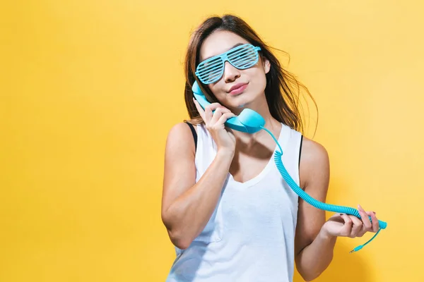 Giovane donna che parla sul vecchio telefono di moda — Foto Stock