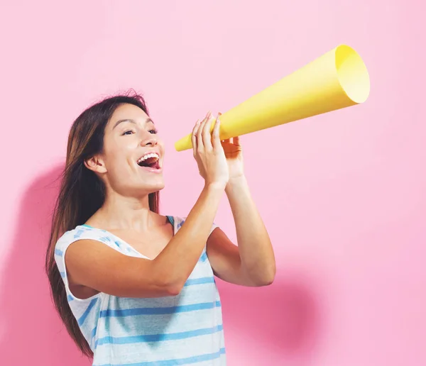 Jonge vrouw met een megafoon papier — Stockfoto