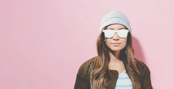 Hipster chica con gafas de sol y sombrero —  Fotos de Stock