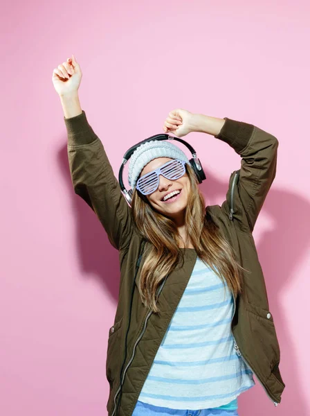 Mujer joven feliz con auriculares — Foto de Stock