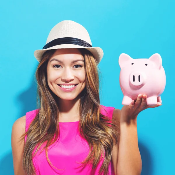 Jonge vrouw met een piggy bank — Stockfoto