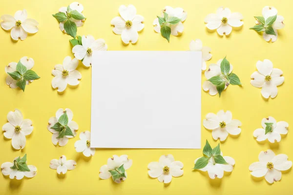Bahar çiçekleri ve sarı bir arka plan üzerinde tebrik kartı — Stok fotoğraf