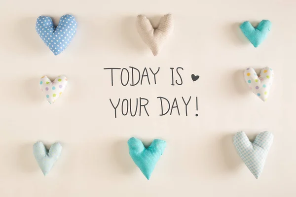 Dnes je tvůj den zpráva s modré srdce polštáře — Stock fotografie